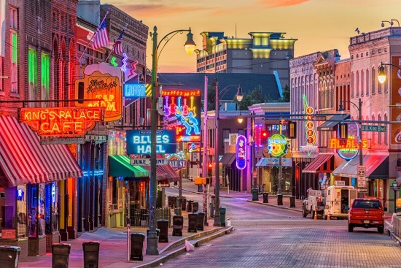 Blues Clubs sulla storica Beale Street al tramonto, Memphis, Tennessee