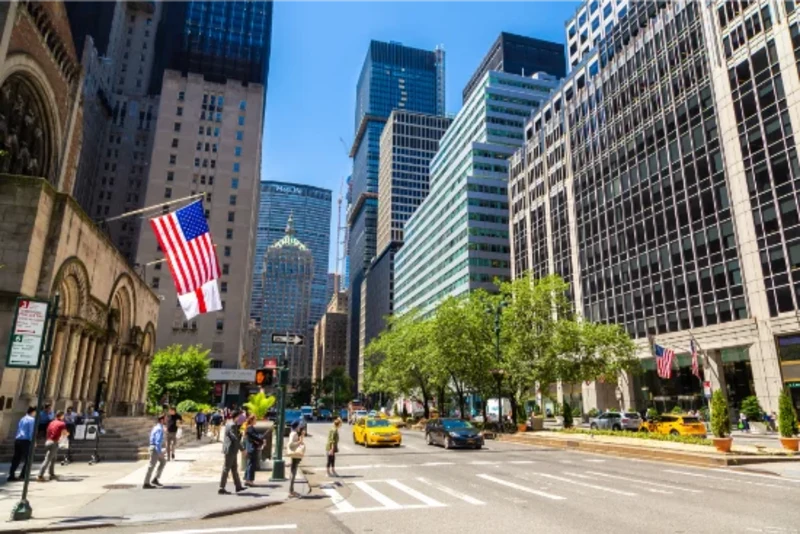 Bandiera USA su un edificio nel centro di Manhattan a New York City