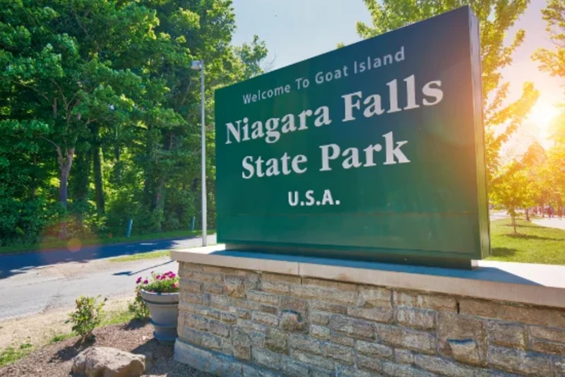 Ingresso e area del Niagara Falls State Park sul lato USA